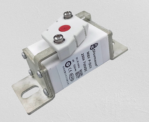 O baixo fusível atual de uma C.C. de 400 ampères, carro cerâmico do quadrado branco funde 750VDC